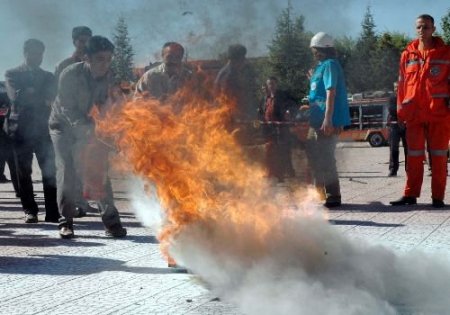 Selçuk Üniversite'sinde Üniversite Personeline Uygulamalı Yangın Eğitimi Verildi