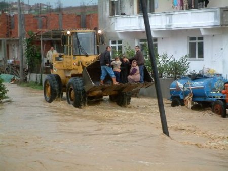 Selde Mahsur Kalan 500 Öğrenci, İş Makineleriyle Sınava Yetiştirildi