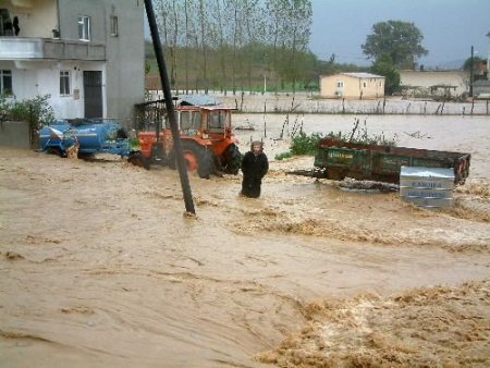Selde Mahsur Kalan 500 Öğrenci, İş Makineleriyle Sınava Yetiştirildi
