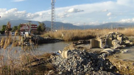 Selden taşan Edremit Çayı'nın ağzı yol ikiye ayrılarak genişletildi