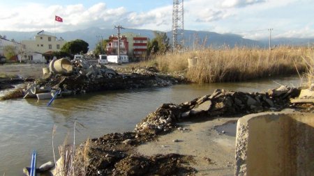 Selden taşan Edremit Çayı'nın ağzı yol ikiye ayrılarak genişletildi