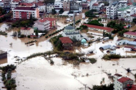 Selden taşan Edremit Çayı'nın ağzı yol ikiye ayrılarak genişletildi