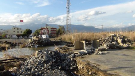 Selden taşan Edremit Çayı'nın ağzı yol ikiye ayrılarak genişletildi