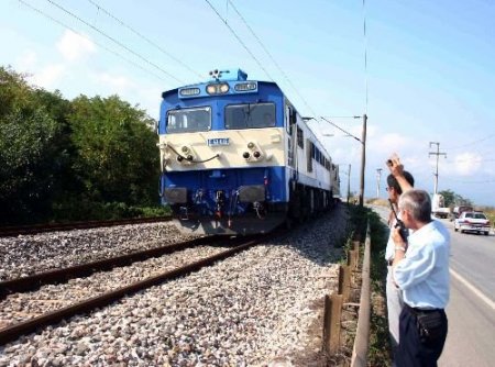 Sele Karşı Otoyolun Menfezlerini Kontrol Eden Görevliye Trenin Merdiveni Çarptı