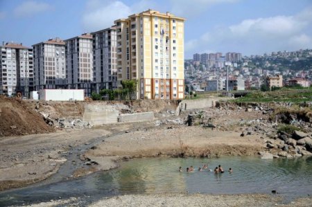 Sele Neden Olan Mert Irmağı'nda Şimdi Çocuklar Yüzüyor
