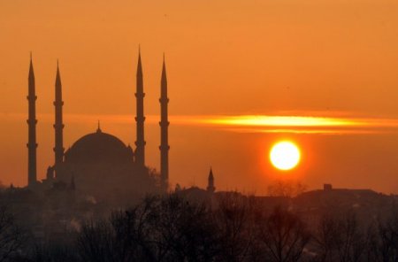 Selimiye ve Üç Şerefeli Cami arasından güneşin doğuşu