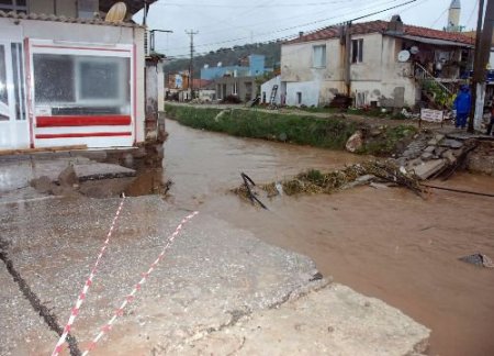 Selin Denize Sürüklediği Adam Kalasa Tutunarak Boğulmaktan Kurtuldu