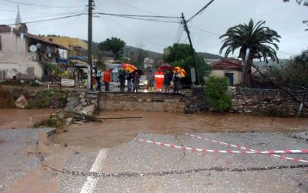 Selin Denize Sürüklediği Adam Kalasa Tutunarak Boğulmaktan Kurtuldu