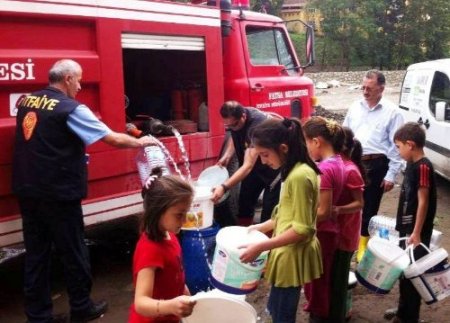 Selin vurduğu Kabataş ilçesine itfaiye ile içme suyu taşınıyor