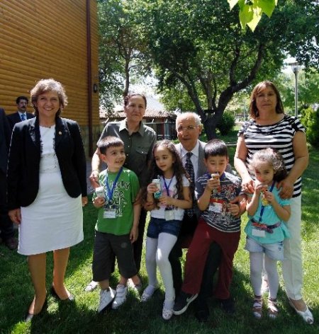 Selvi Kılıçdaroğlu süt dağıttı