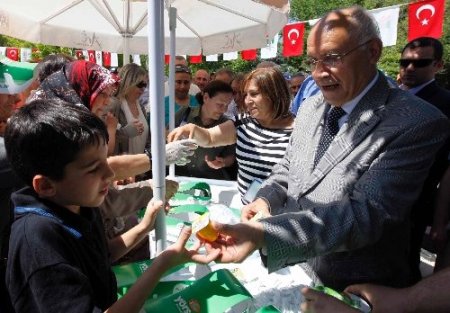 Selvi Kılıçdaroğlu süt dağıttı