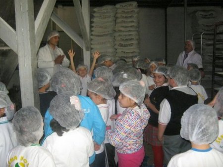 Sema Koleji'nin minikleri ekmek üretimi fırında öğrendi