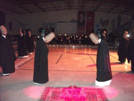 Semazenlerin Gösterisi İzleyenleri Mest Etti