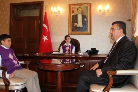 Sembolik vali, dünya çocuklarının Hatay'da buluşmasını istedi