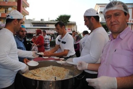 Semerkand Vakfı, hafta etkinliklerinde 2 bin 500 tabak pilav ikram etti