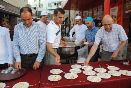 Semerkand Vakfı, hafta etkinliklerinde 2 bin 500 tabak pilav ikram etti