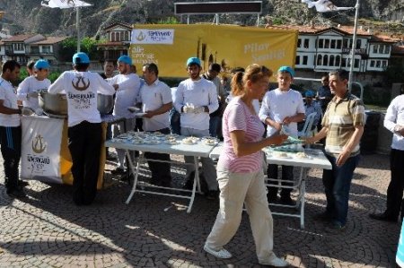 Semerkand Vakfı, vatandaşlara etli pilav ve ayran ikram etti