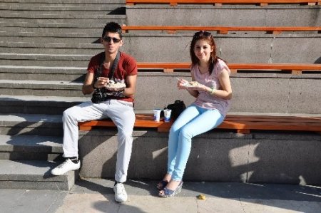 Semerkand Vakfı, vatandaşlara etli pilav ve ayran ikram etti