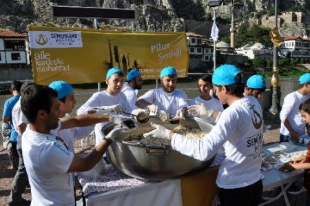 Semerkand Vakfı, vatandaşlara etli pilav ve ayran ikram etti