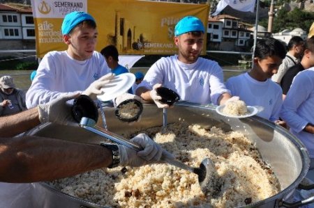 Semerkand Vakfı, vatandaşlara etli pilav ve ayran ikram etti
