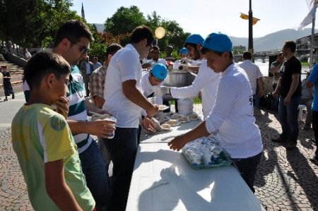 Semerkand Vakfı, vatandaşlara etli pilav ve ayran ikram etti