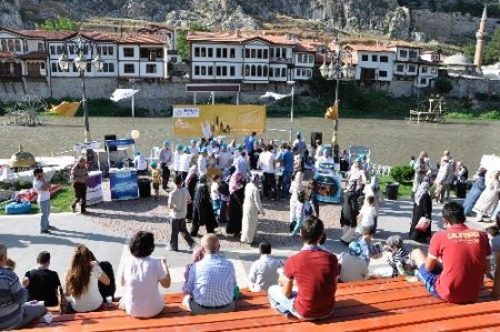 Semerkand Vakfı, vatandaşlara etli pilav ve ayran ikram etti