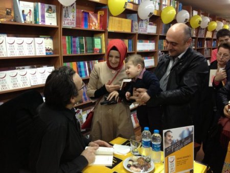 Senai Demirci, imza gününde okurlarıyla buluştu