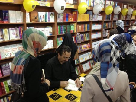 Senai Demirci, imza gününde okurlarıyla buluştu