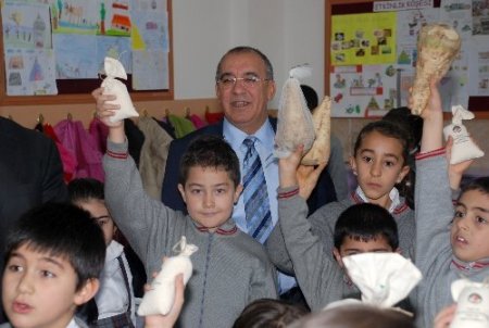 Sendika, Öğrencilere Şeker Pancarı Dağıttı