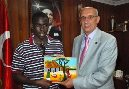 Senegalli Öğrenciler Belediye Başkanı İle Futbol Konuştu