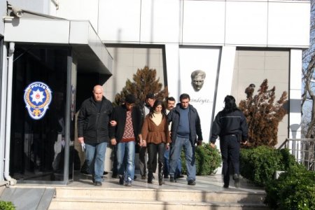 'Seni evlendirelim' diyerek 4 bin lirasını aldılar