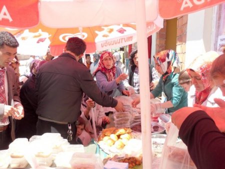 Senirkent'te İhtiyaç Sahibi Öğrenciler Yararına Kermes Düzenlendi