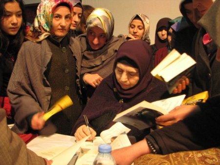 Şenlikoğlu: Müslüman hanımlar her konuda kendini iyi yetiştirmeli