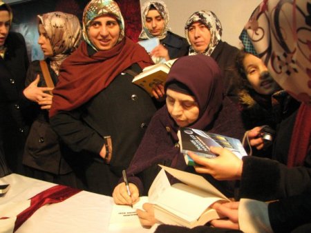 Şenlikoğlu: Müslüman hanımlar her konuda kendini iyi yetiştirmeli