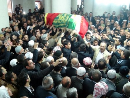 Şerafettin Elçi'yi binlerce seveni uğurladı