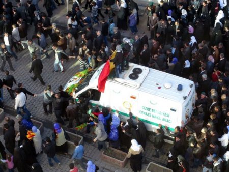 Şerafettin Elçi'yi binlerce seveni uğurladı