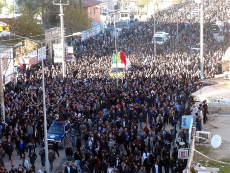 Şerafettin Elçi'yi binlerce seveni uğurladı