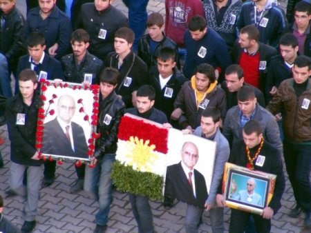 Şerafettin Elçi'yi binlerce seveni uğurladı