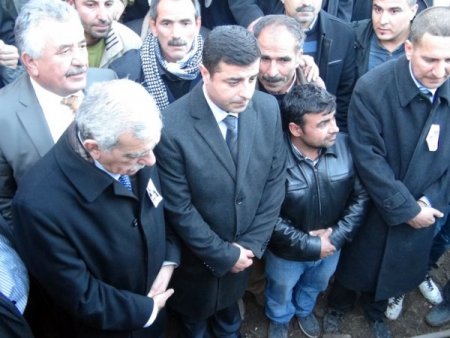 Şerafettin Elçi'yi binlerce seveni uğurladı