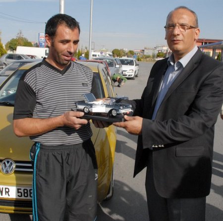 Serçe parmağıyla 8 otomobili çekti, sırada tanker var