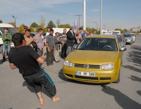 Serçe parmağıyla 8 otomobili çekti, sırada tanker var
