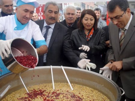 Şereflikoçhisar Belediyesi aşure dağıttı
