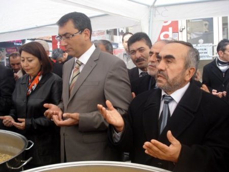 Şereflikoçhisar Belediyesi aşure dağıttı