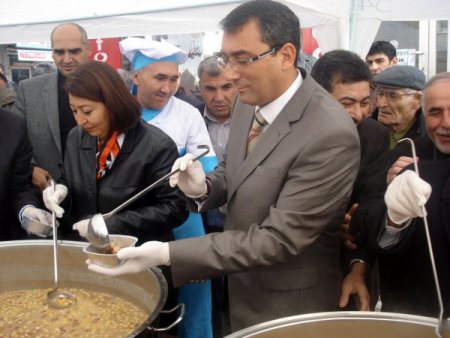 Şereflikoçhisar Belediyesi aşure dağıttı