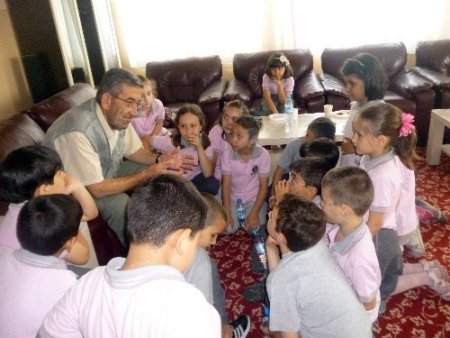 Serhat Koleji öğrencileri, huzurevi sakinlerini sevindirdi