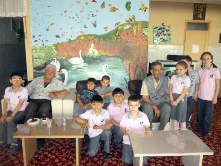 Serhat Koleji öğrencileri, huzurevi sakinlerini sevindirdi