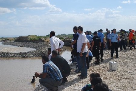 Serinlemek amacıyla suya giren genç boğuldu