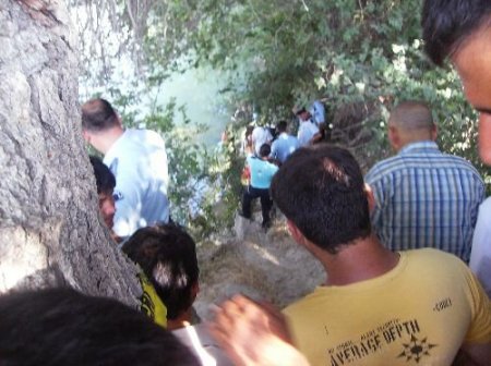 Serinlemek İçin Girdiği Çayda Boğuldu