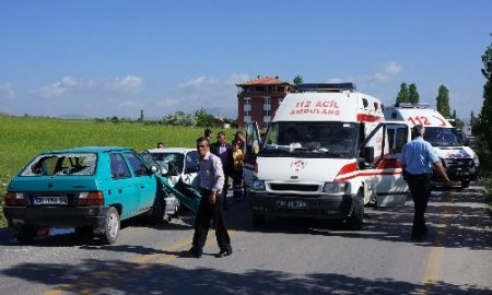 Şerit ihlali kazaya neden oldu: 1'i çocuk 4 yaralı