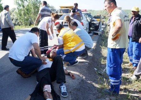 Şerit ihlali kazaya neden oldu: 1'i çocuk 4 yaralı